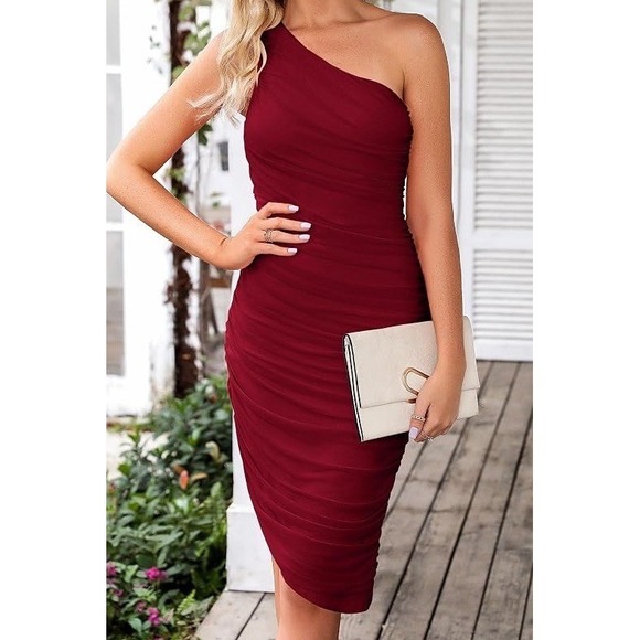 Pretty Garden Dresses & Skirts - NWT Women's Pretty Garden Cold Shoulder Ruched Bodycon Dress Red - Small